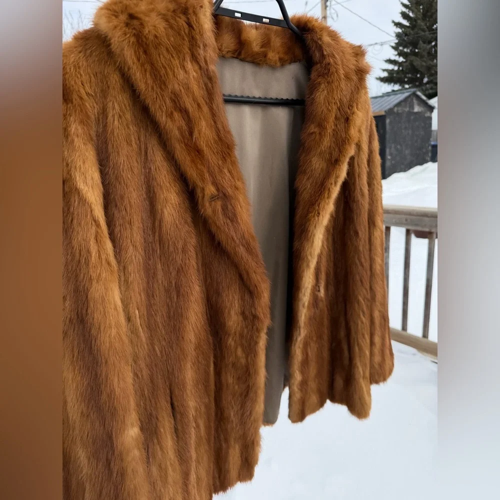 Luxurious Vintage Genuine Fur Coat - Picture 4 of 15